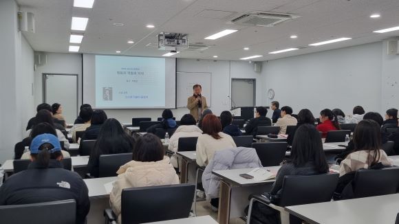 지난 26일 대구 동구청은 2025년도 멘토링 프로그램 운영을 위한 대학생 진로진학 멘토단 연수를 실시했다. ⓒ 대구시 동구