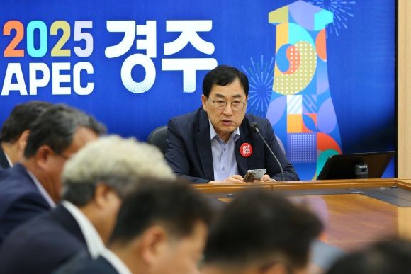 주낙영 경주시장이 지난 2일 영상회의실에서 국소본부장 회의를 주재하고 5급 이상 간부 공무원들에게 성과 중심의 실질적인 시정 운영과 내년 주요 업무 계획 준비를 철저히 해달라고 요청하고 있다. ⓒ 경주시