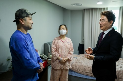 노관규 순천시장(오른쪽)이 다섯째를 출산한 다둥이 가족을 방문해 축하해 주고 있다. ⓒ 순천시