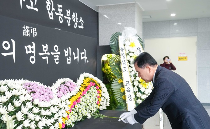김지철 교육감이 30일 제주항공 여객기 참사 희생자들을 추모하기 위한 합동분향소에서 헌화를 하며 조의를 표하고 있다. ⓒ 충남교육청