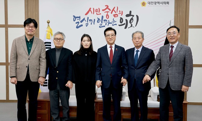 30일 윤리자문위원회 위원 위촉식을 개최하고, 신규 위촉된 위원들에게 위촉장을 수여 후 기념촬영을 하고 있다. ⓒ 의회사무국