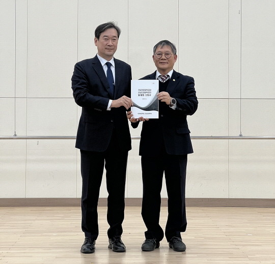 통·폐합 신청서를 들고 있는 송하철(좌) 국립목포대 총장과 장헌범 전남도립대 총장직무대행. ⓒ 목포대학교