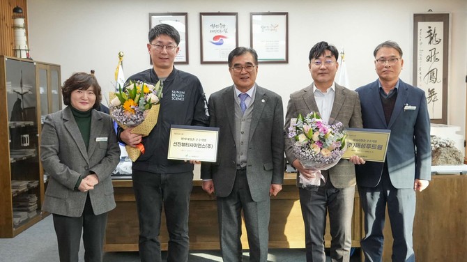 지난 30일 지역 고용 확대와 경제 활성화에 기여한 우수기업 2곳을 선정해 '일자리창출 우수기업' 인증서와 현판을 수여 후 기념촬영을 하고 있다. ⓒ 서천군