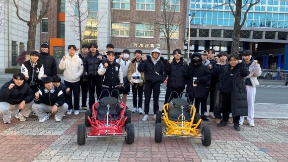 학생들이 직접 제작한 경량 모빌리티를 시승하고 기념사진을 촬영하고 있다. ⓒ 영남이공대학교