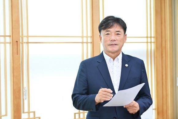 윤경희 청송군수가 2025년 새해 화두로 운외창천(雲外蒼天)을 제시했다. ⓒ 청송군