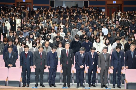무안공항 여객기 사고 피해자 추모 묵념 모습. ⓒ 포항시