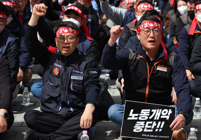 4일 사무금융노조는 성명서를 내고 윤 대통령의 비상계엄 조치를 규탄했다. 사진은 지난해 박홍배 전국금융산업노동조합 위원장(왼쪽), 이재진 사무금융노조위원장이 용산 대통령집무실 앞에서 구호를 외치는 모습. ⓒ 연합뉴스