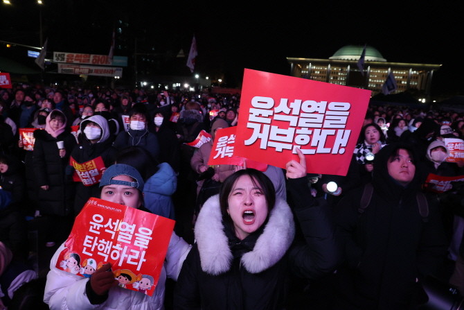 지난 7일 오후 서울 여의도 국회 앞에서 열린 '내란죄 윤석열 퇴진! 국민주권 실현! 사회대개혁! 범국민촛불대행진'에서 참가자들. © 연합뉴스