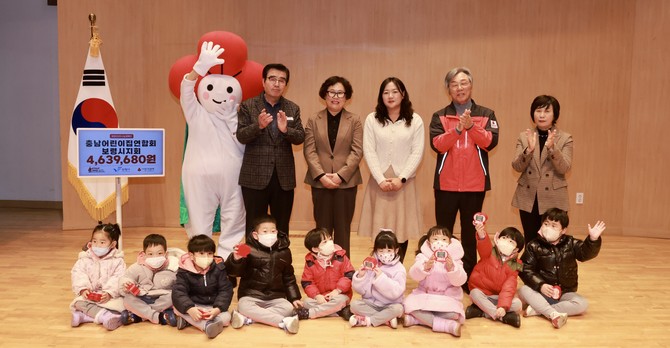 지난 9일 보령문화의전당 대강당에서 '희망 2025 나눔캠페인' 순회모금 행사 개최 후 기념촬영을 하고 있다. ⓒ 보령시