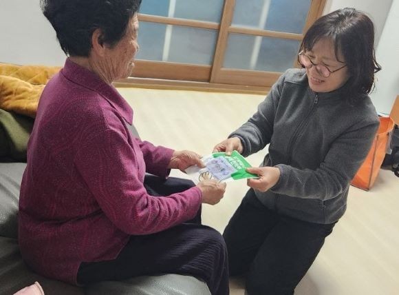 방문건강관리 전담원이 고위험군 어르신 가정을 방문해 방한용품을 지급하고 한파 대비요령과 한랭질환 예방 교육을 실시하고 있다. ⓒ 성주군