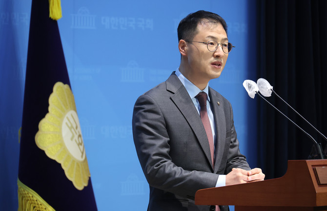 김상욱 국민의힘 의원이 10일 서울 여의도 국회 소통관에서 대통령의 사죄와 즉시 하야 등을 촉구하는 기자회견을 하고 있다. ⓒ 연합뉴스