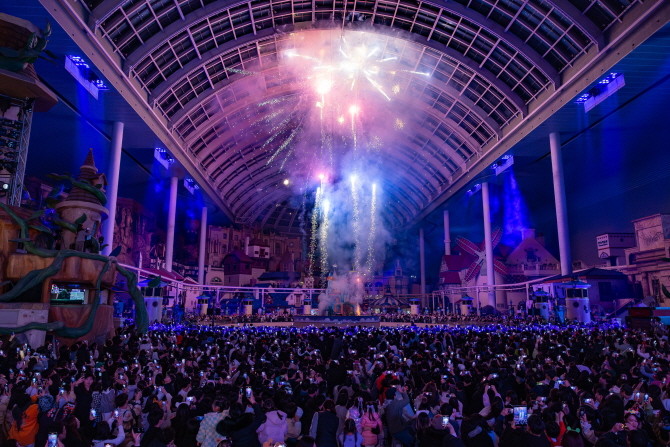 롯데월드 어드벤처가 2024년을 마무리하고 새해를 맞이하는 특별한 카운트다운 'Happy New Year Electric Party'를 개최한다. © 롯데월드