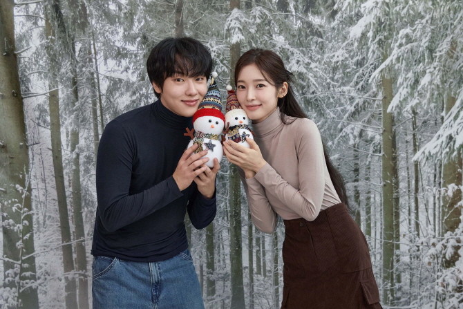 BYC는 송년회 등 연말모임에서 편하고 따뜻하게 착용할 수 있는 기본 패션 아이템으로 '보디히트 터틀넥긴팔티'를 제안했다. © BYC