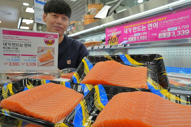 롯데마트는 오는 12일부터 일주일간 전 점에서 노르웨이산 '내가 만드는 연어'와 '내가 만드는 연어'를 엘포인트 회원 대상으로 행사카드 결제 시 40% 할인 판매한다. © 롯데마트