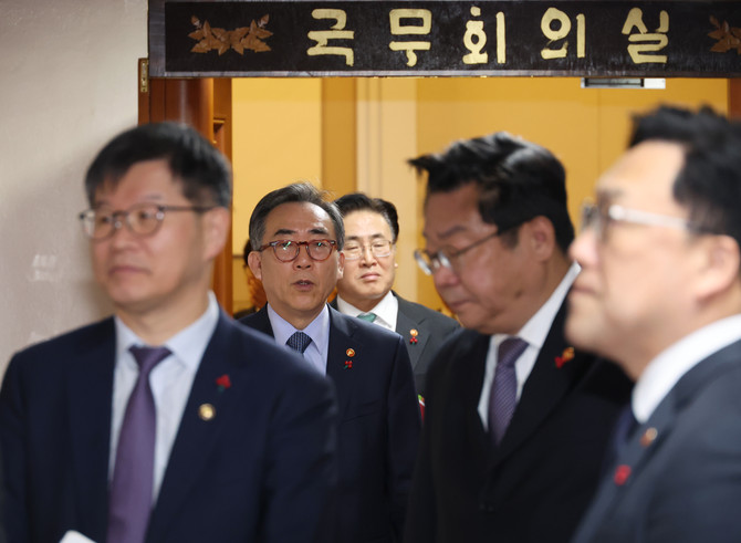 국무위원들이 10일 서울 종로구 정부서울청사에서 국무회의를 마치고 회의장을 나서고 있다. ⓒ 연합뉴스