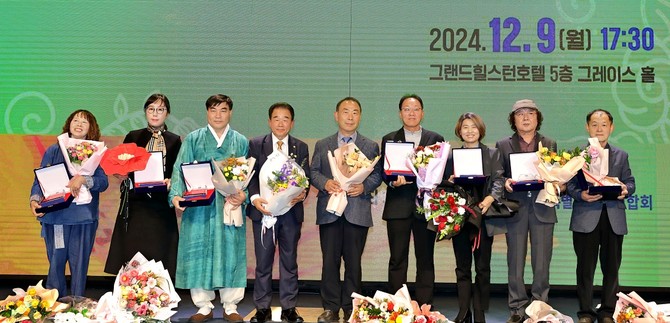 지난 9일 열린 '제28회 전북예총하림예술상 시상식'에서 (왼쪽부터) △정량미(문인) △한유선(무용) △박상주(국악) △최무연 전북예총회장 △김재관 하림부사장 △문재성(미술) △이미진(연극) △이홍구(연예) △오충모(사진)가 기념사진을 촬영하고 있다. ⓒ 하림