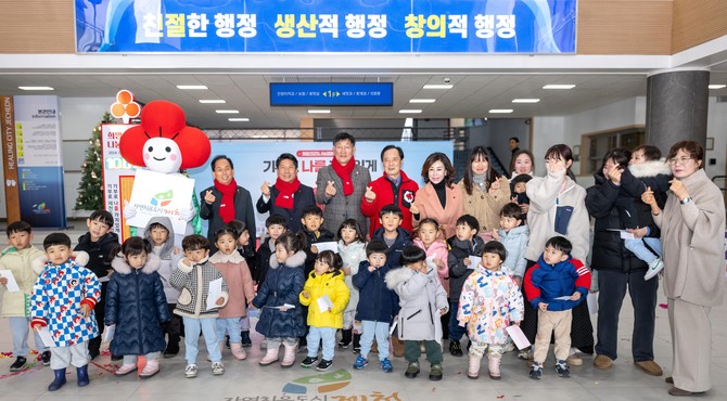 제천시청 어린이집의 원아 및 교직원이 지난 9일 시청 로비에서 열린 '사랑의 온도탑 제막식'에 참석해 불우이웃돕기 성금 100만원을 기탁 후 기념촬영을 하고 있다. ⓒ 제천시