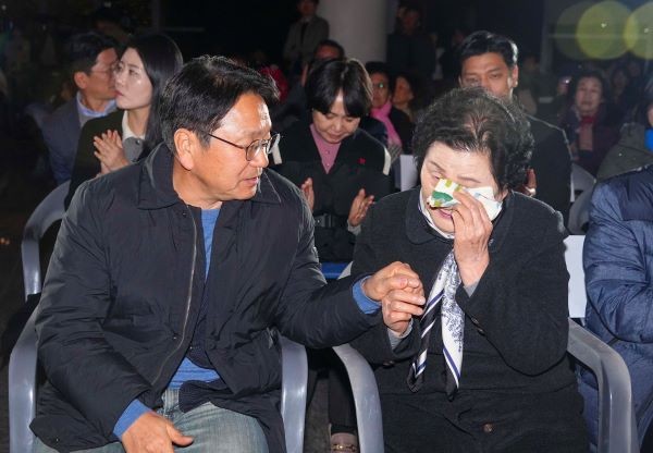 11일 오전 광주시청 시민홀에서 열린한강 작가 노벨문학상 수상 기념 시민 축하 행사에서 인공지능(AI)으로 복원된 소설 '소년이 온다'의 주인공 '동호'가 축하메시지를 전하고 있다. 소설의 실존 인물 문재학 열사의 어머니 김길자씨가 눈물을 흘리고 있다. ⓒ 연합뉴스