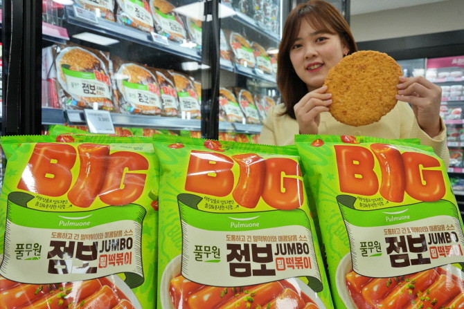 롯데마트와 롯데슈퍼는 치킨, 초밥 등 기존 인기 홈파티 먹거리 외에도 색다른 상품을 소비하고자하는 고객들을 겨냥해 신규 이색 먹거리를 선보인다. © 롯데마트