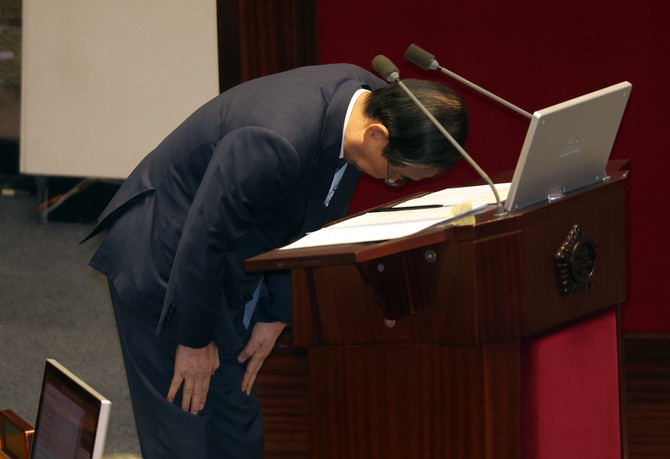 한덕수 국무총리가 11일 '윤석열 대통령 위헌적 비상계엄 선포 내란행위 관련 긴급 현안질문'이 진행되는 국회 본회의에서 고개 숙여 사과하고 있다. ⓒ 연합뉴스
