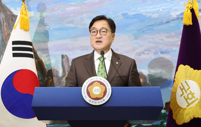 우원식 국회의장이 11일 오전 서울 여의도 국회에서 윤석열 대통령의 비상계엄 선포와 관련해 국회 국정조사권 발동에 대한 기자회견을 하고 있다. ⓒ 연합뉴스