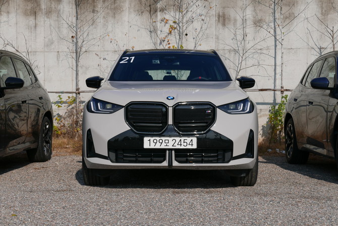 수직에 가깝게 설정된 BMW 뉴 X3의 전면부 디자인. = 노병우 기자