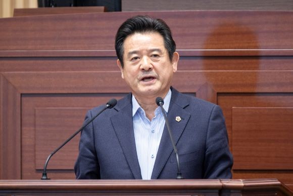 경북도의회 이칠구 의원은 11일 제351회 정례회 5분 자유발언을 통해 동해안 심해 석유·가스전 탐사 시추 사업인 '대왕고래 프로젝트'의 예산이 거대 야당의 일방적 삭감으로 인해 중대한 위기에 처했다며, 예산 복원의 필요성을 강력히 주장하고 있다. ⓒ 경북도의회