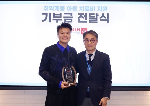 사진 왼쪽부터 YP엔터테이먼트 박진영 대표 프로듀서, 경북대학교병원 대장항문소아외과 박진영 교수. ⓒ 칠곡경북대학교병원