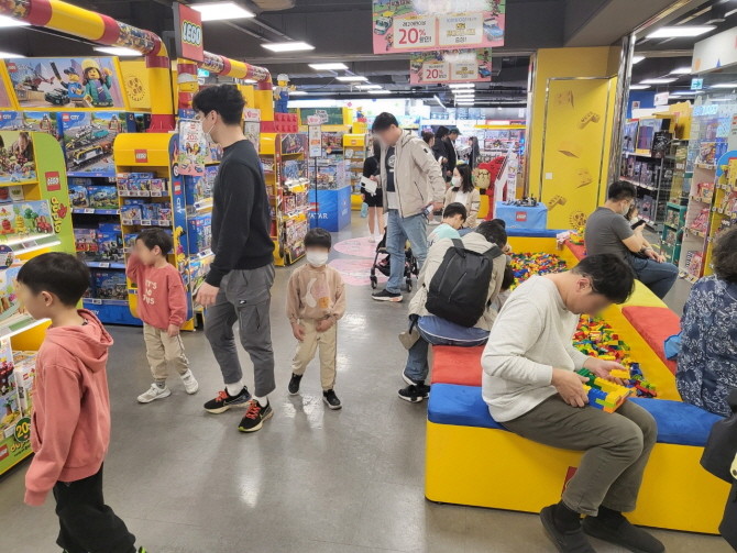 롯데마트 토이저러스가 크리스마스를 맞아 올 겨울 최대 규모의 할인 프로모션 및 팝업 스토어 이벤트를 진행한다. © 롯데쇼핑