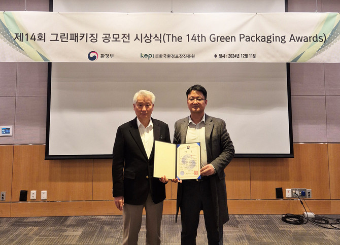 (왼쪽부터)김용률 한국환경포장진흥원 이사장과 이성식 롯데칠성음료 품질혁신팀장이 지난 11일 열린 '제14회 그린패키징 공모전'에서 환경부장관상 대상을 수상해 기념사진을 촬영하고 있다. ⓒ 롯데칠성음료