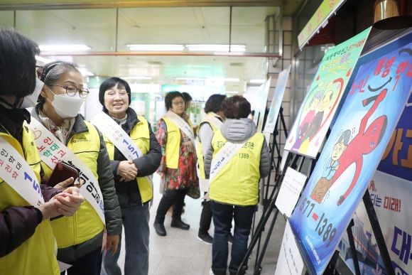 영남이공대학교는 지난 11일 대구 지하철 1호선 영대병원역사에서 '노인 인권 보호 활동을 위한 캠페인'을 실시했다. ⓒ 영남이공대학교