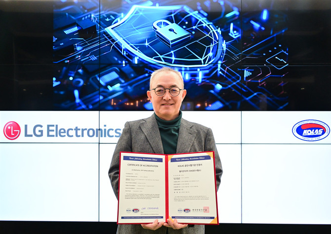 LG전자 CTO부문 박인성 SW센터장이 IoT 분야 사이버보안 공인시험 자격 인정서를 들고 있는 모습. ⓒ LG전자