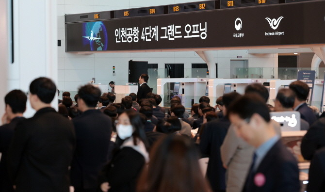 인천국제공항 4단계 그랜드 오프닝 행사가 열린 지난달 29일 오전 인천공항 제2여객터미널 확장구역 내 수속 카운터 모습. © 연합뉴스