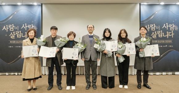 포항세명기독병원 응급의료센터 임정수 센터장(왼쪽 두 번째)이 보건복지부 장관 표창을 받은 후 기념 촬영한 모습. ⓒ 포항세명기독병원