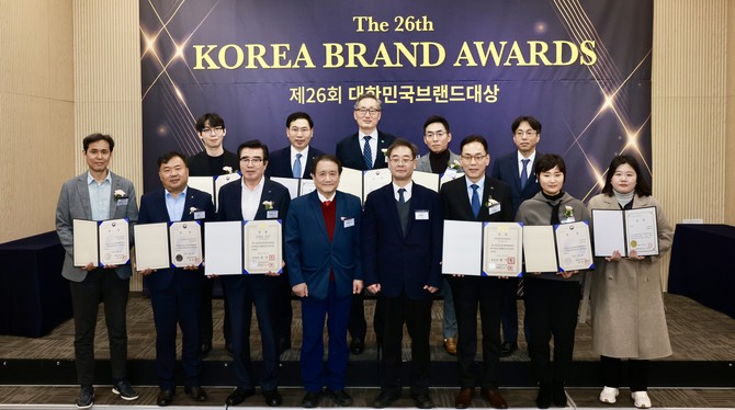 12일 서울 산업정책연구원에서 열린 제26회 대한민국 브랜드대상 시상식에서 수상자들이 기념촬영을 하고 있다. ⓒ 보령시