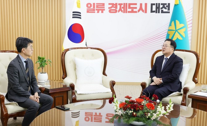 12일 이장우시장이 내년 홍수기 대비 갑천·대전천 정비공사 진행 상황을 점검하기 위해 대전을 방문한 김완섭 환경부 장관과 만나 하천 정비 주요 현안을 논의하고 있다. ⓒ 대전시
