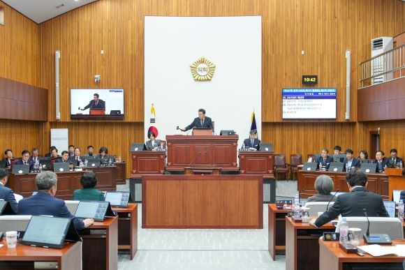 경주시의회가 12일 제287회 제2차 정례회 제2차 본회의를 열고 2025년도 예산안을 비롯한 안건을 심의했다. ⓒ 경주시의회