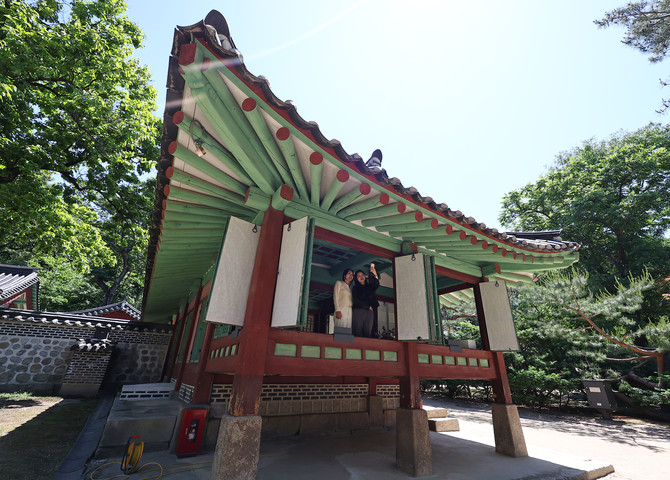 지난 5월 특별개방 행사가 열린 서울 종묘 망묘루에서 시민들이 사진 촬영을 하고 있다. ⓒ 연합뉴스
