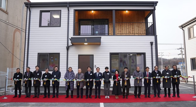 천안시와 한국해비타트는 12일 서북구 성거읍 일원에서 '2024 한국해비타트 희망의 집' 헌정식 개최 후 기념촬영을 하고 있다. 천안시