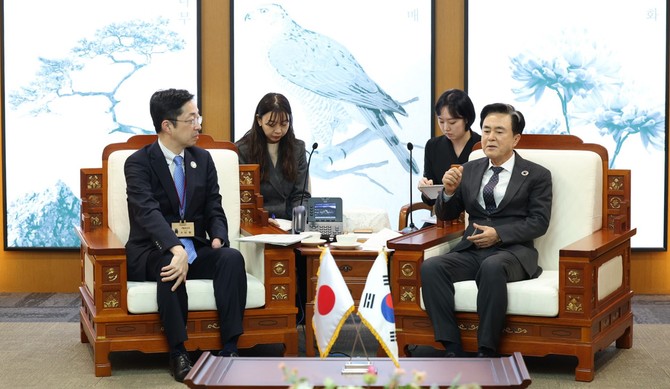 김태흠 충남지사는 12일 도청에서 일본 구마모토현 기무라 다카시 현지사와 만나 양 지역 간 교류와 협력 방안을 논의하고 있다. ⓒ 충남도