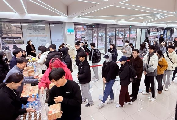 영진전문대학교 도서관이 지난 12일 마련한 기말고사 응원 간식 나눔 행사 모습. ⓒ 영진전문대학교
