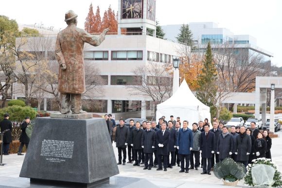 포항시는 13일 故 청암 박태준 포스코 명예회장 서거 13주기를 맞아 포스텍 노벨동산에서 추모행사를 가졌다. ⓒ 포항시