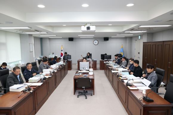 포항시의회예산결산특별위원회는 13일 7일간의 일정으로 내년도 예산안 심사에 돌입했다. ⓒ 포항시의회