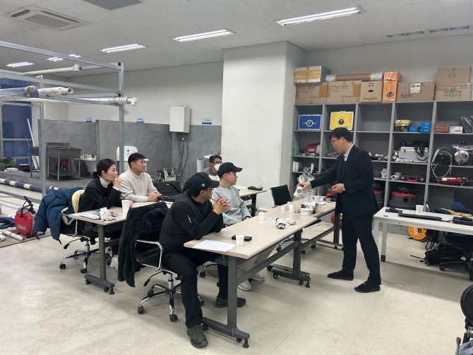 창업 현장 탐방에 참여한 제대군인센터 회원들이 설명을 듣고 있다. ⓒ서울제대군인지원센터
