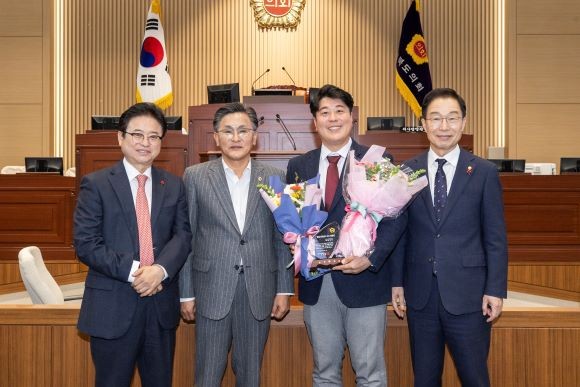 경북도의회 손희권 의원(오른쪽 두번째)이 지난 11일 경북도의회 '2024년 행정사무감사 우수 의원'으로 선정됐다. ⓒ 손희권 경북도의원