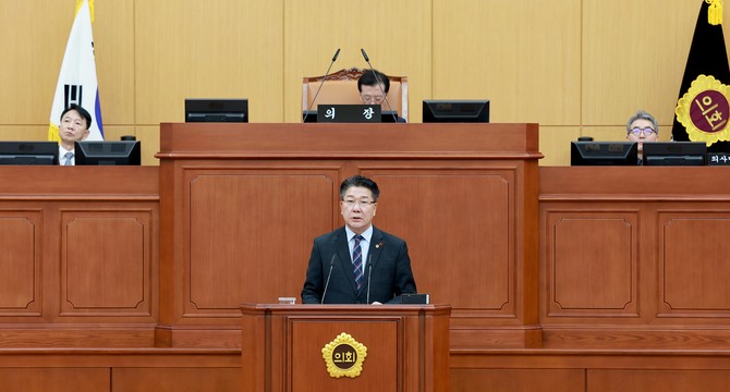송활섭 의원이 13일 청주국제공항 활성화 전략 마련 촉구 건의안을 발의하고 있다. ⓒ 의회사무국