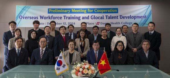 지난 12일 본관 9층 소회의실에서 '해외 인력 교육 및 글로컬 인재양성을 위한 사전 간담회'를 개최하고 관계자들이 기념촬영을 하고 있다. ⓒ 대구보건대학교