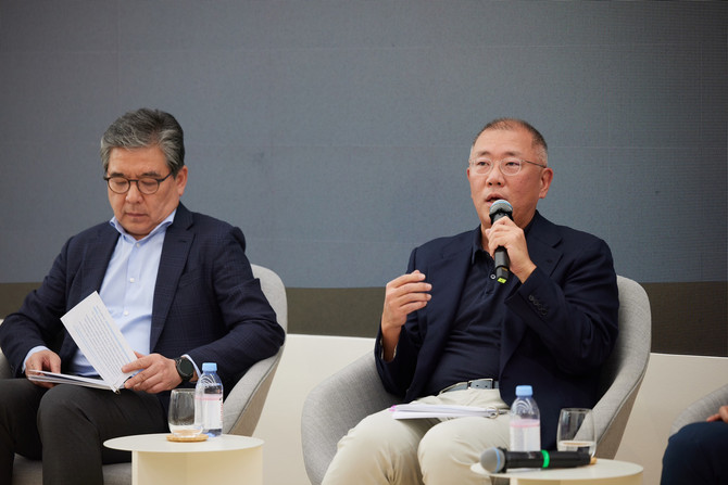 HMGICS 직원들의 질문에 답하고 있는 정의선 회장. 오른쪽부터 정의선 회장, 장재훈 현대차 사장. ⓒ 현대자동차그룹