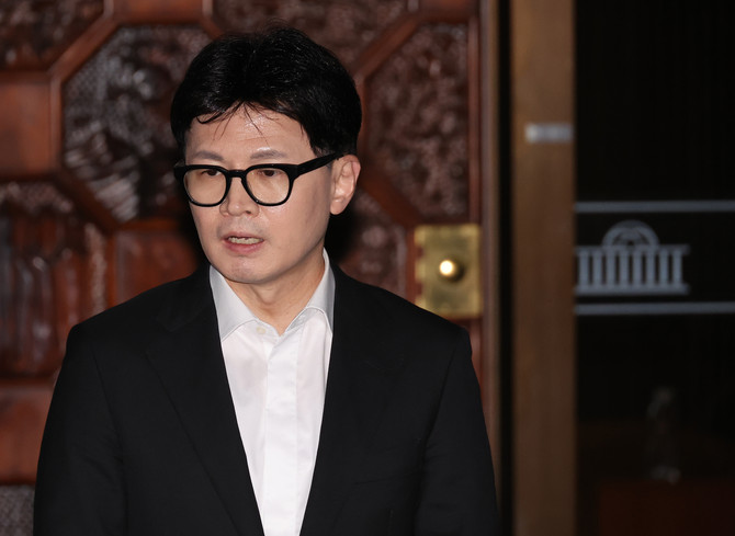 한동훈 국민의힘 대표가 14일 오후 윤석열 대통령 탄핵소추안이 가결된 뒤 의원총회장에서 나와 취재진 질문에 답하고 있다. ⓒ 연합뉴스