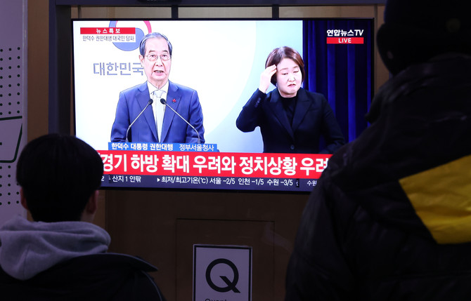 14일 오후 서울역에서 시민들이 한덕수 대통령 권한대행 겸 국무총리의 대국민담화 발표를 TV를 통해 지켜보고 있다. ⓒ 연합뉴스